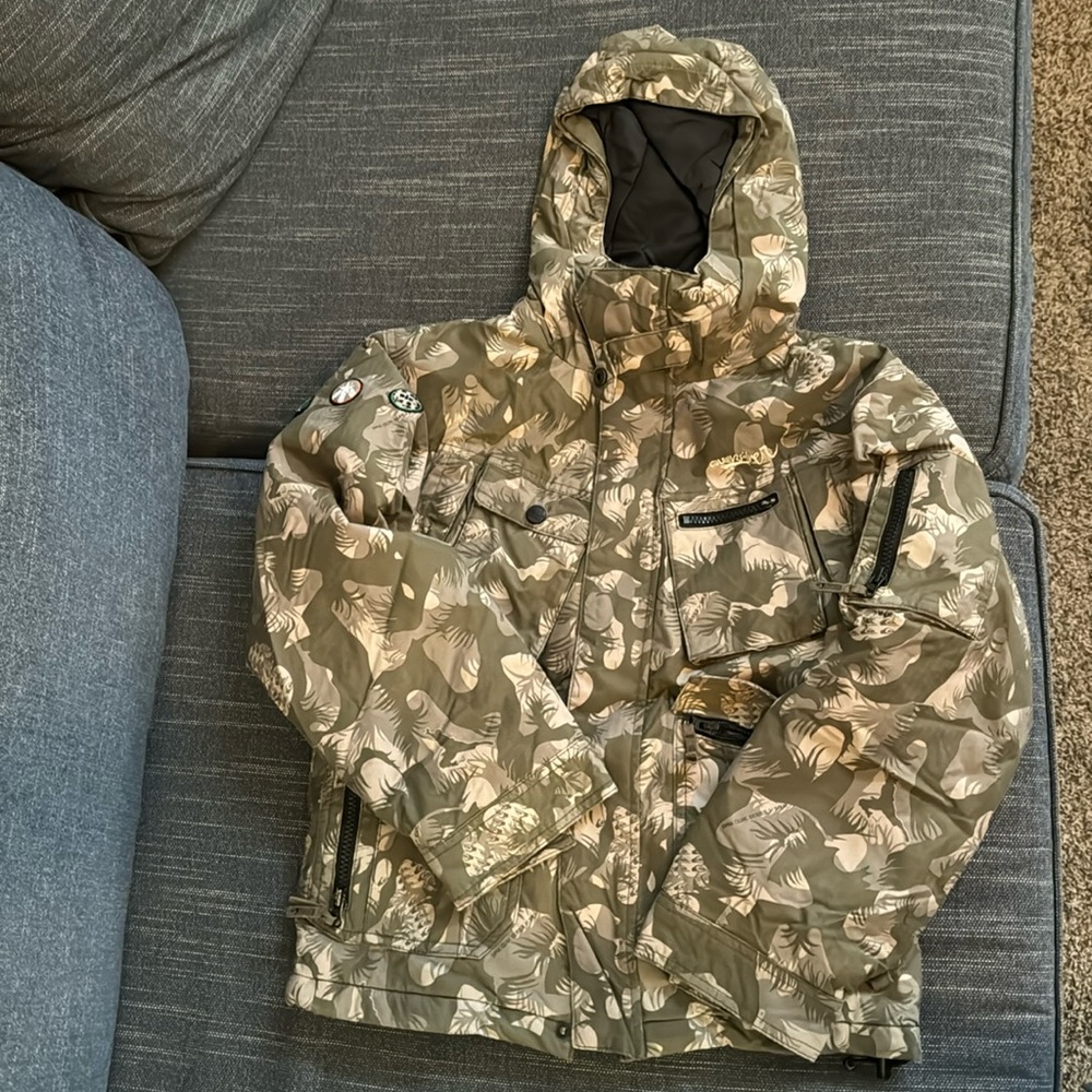 Youth small quicksilver snowboarding jacket. Green camouflage